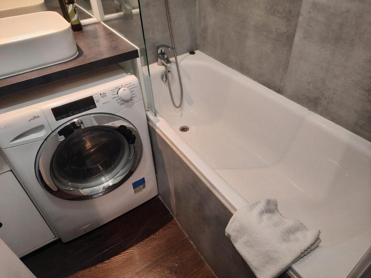 Grand Appartement Avec Balcon - Proche Parc Des Expo - Parking Privee 伊西莱穆利诺 外观 照片