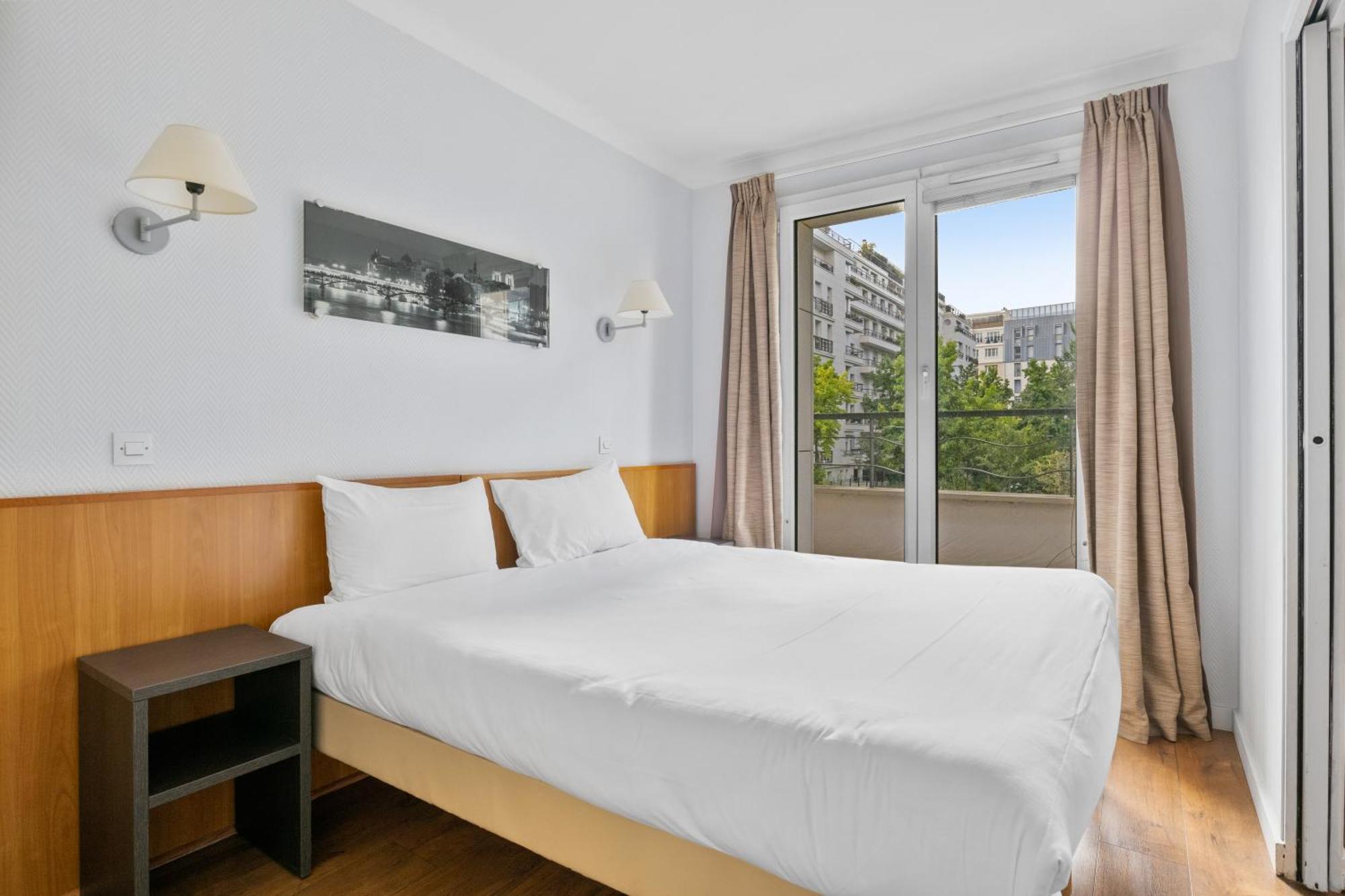 Grand Appartement Avec Balcon - Proche Parc Des Expo - Parking Privee 伊西莱穆利诺 外观 照片