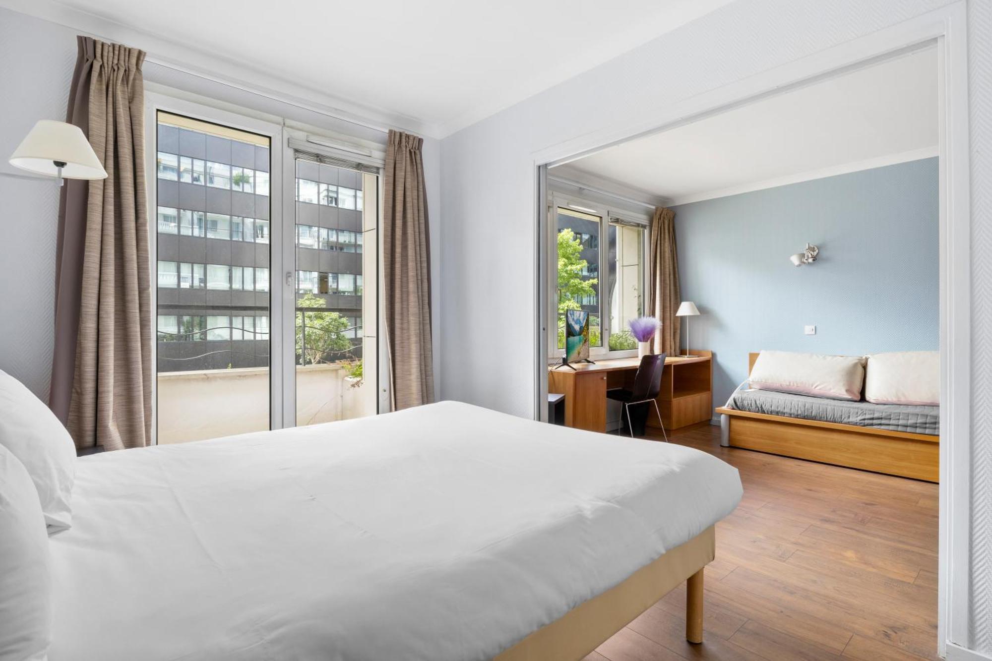 Grand Appartement Avec Balcon - Proche Parc Des Expo - Parking Privee 伊西莱穆利诺 外观 照片